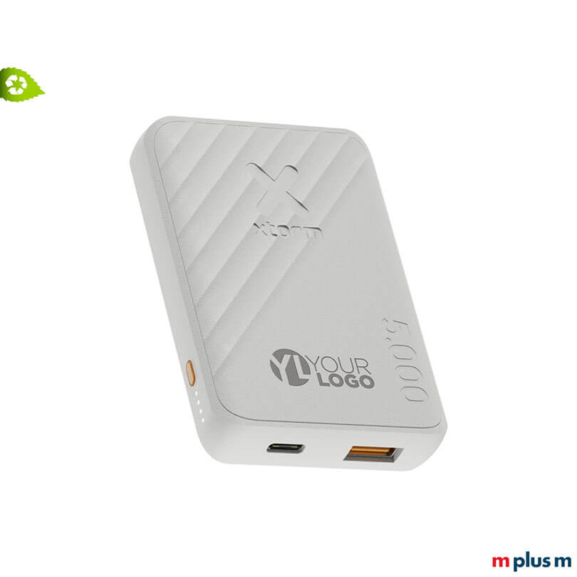 Weiße Xtorm XG205 5.000 mAh FastCharge Powerbank mit Beispiel-Logo als bedruckbarer Werbeartikel