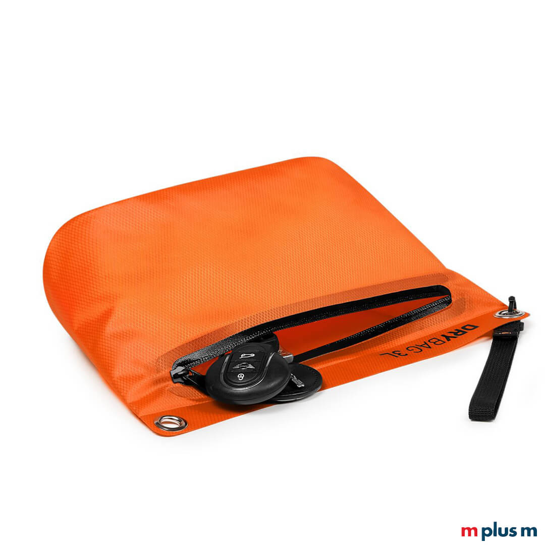 Orangene 3L Drybag (wasserdichte Tasche) von Halfar, halb geöffnet, zeigt eine innenliegende Autoschlüssel-Fernbedienung in der Reißverschlusstasche. Oben links ist eine Metallöse sichtbar.